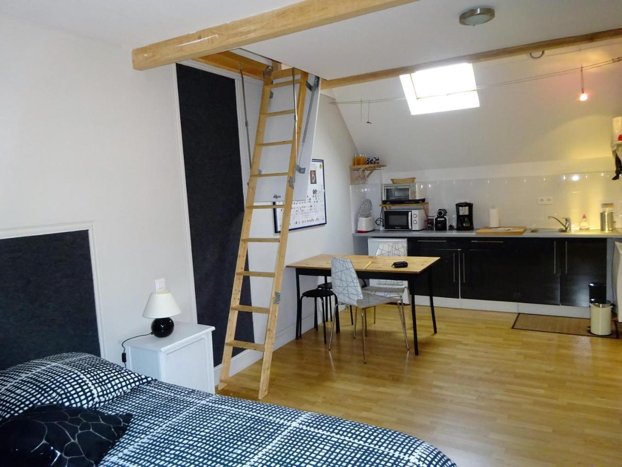 Les Chaumieres Du Chene Hotell Pouillé Exteriör bild